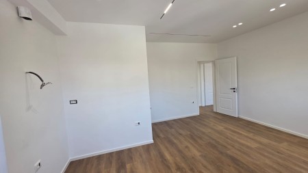 Tek Rruga Kongresi i Manastirit, Shitet Apartament 1+1, Ideal Per Banim Dhe Investim !!!