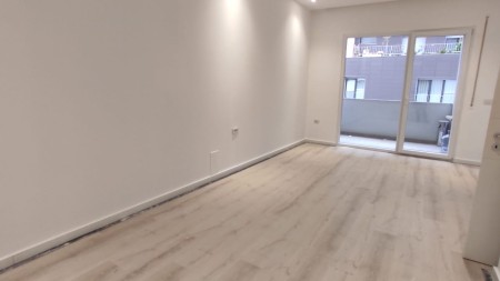 Ne Rrugen E Dibres ,Prane Hotel Elisa Jepet Me Qira Apartament 2+1 Per Zyra!!!