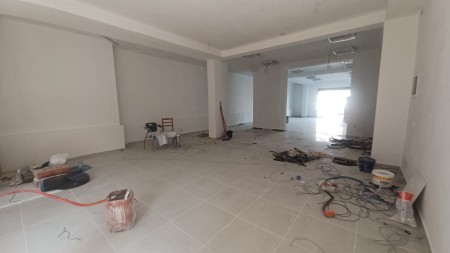 Tek Komuna E Parisit, Perballe Kristal Center, Jepet Ambient Me Qira, Ideal Per Zyra Ose Biznes !!!