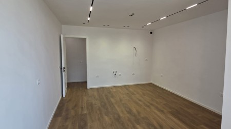 Tek 21 Dhjetori, Shitet Super Apartament 1+1, Ideal Per Banim Dhe Investim !!!