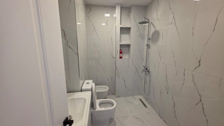 Tek 21 Dhjetori, Shitet Super Apartament 1+1, Ideal Per Banim Dhe Investim !!!