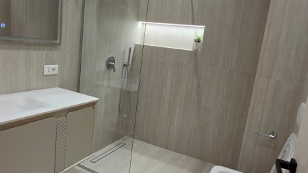 Tek Stadiumi Air Albania, Jepet Me Qira Per Zyra Super Apartament 2+1, Me Planimetri Dhe Location Perfekt Dhe Post Parkimi !!!