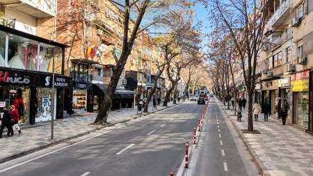 Prane Myslym Shyrit Ne Rrugen Him Kolli, Shitet Njesi Biznesi Ideal Per Investim !!!