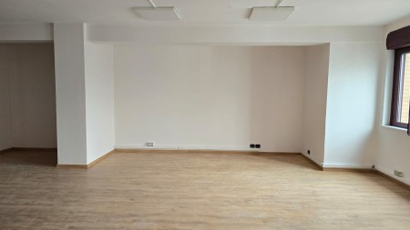 Ne Qender, Tek Torre Drin, Jepet Me Qira Ambient Per Zyra, Me Hapesira Dhe Lokacion Perfekt !!!