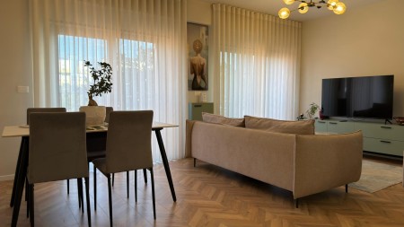 Tek Rruga e Kavajes, Shitet Super Apartament 1+1, Totalisht I Investuar !!