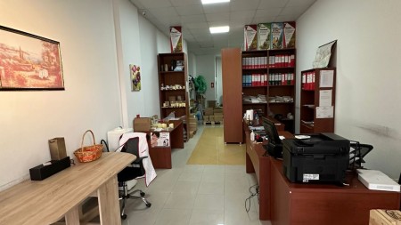 Okazion!!! Shitet Dyqan Me Super Pamje, Prane Shkolles Se Kuqe !!!