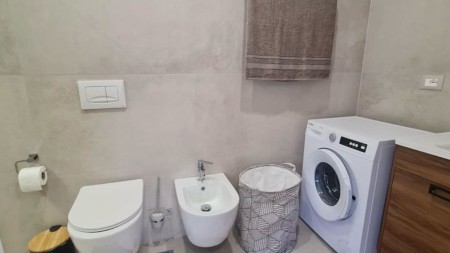 Tek Rruga E Elbasanit, Jepet Me Qira Garsoniere + Verande Totalisht I Mobiluar!!!