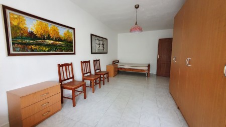 Ne Myslym Shyr, Jepet Me Qira Apartament 1+1, Buze Rruges Kryesore !!!