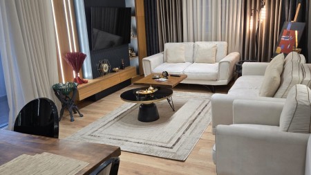 Tek Kodra e Diellit, Jepet Me Qira Super Apartament 2+1+2+Post Parkimi, Totalisht i Investuar Gati Per Banim!!!