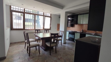 Ne Bllok, Jepet Me Qira Apartament 3+1 Per Biznes !!