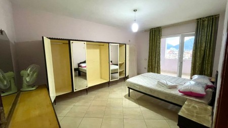 Tek Siri Kodra, Jepet Me Qira Apartament 1+1, Me Siperfaqe Te Bollshme!!!