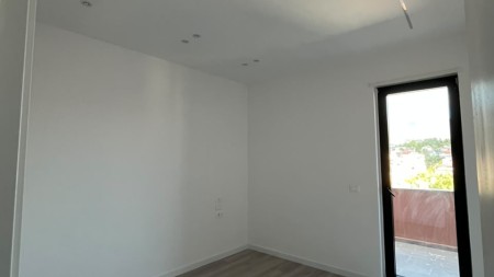 Prane Tregut Elektrik, Shitet Apartament 2+1 Me Post Parkimi !!!
