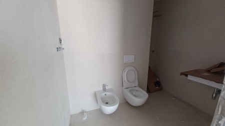 Tek Vertikal Forest, Perballe Stadiumit Air Albania, Jepet Me Qira Ambient Ideal Per Zyra Apo Klinika !!!