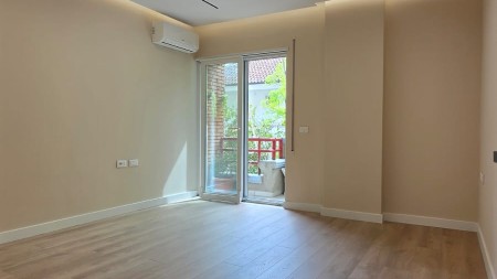 Tek Stadiumi Air Albania, Jepet Me Qira Per Zyra Super Apartament 2+1, Me Planimetri Dhe Location Perfekt Dhe Post Parkimi !!!