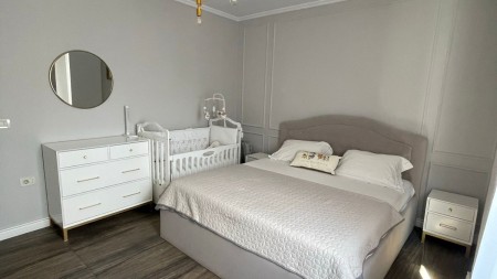 Ne Myslym Shyr, Jepet Me Qira Apartament 2+1 Se Bashku Me Post Parkimi Te Perfshire Ne Cmim !!!