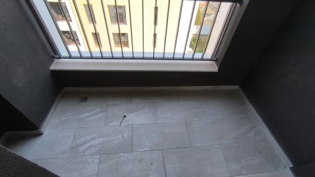 Tek Bulevardi I Ri ,Shitet Apartament 1+1 Me Verande I Sapo Perfunduar !!!