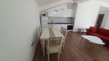 Tek Kodra E Priftit, Jepet Me Qira, Apartament 2+1+2 Gati Per Banim !!!
