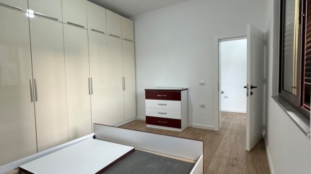 Tek Ish Parku, Shitet Apartament 1+1+Verande !!