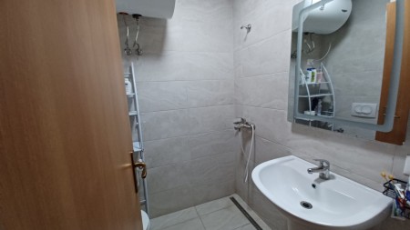 Prane Pallatit Me Shigjeta, Jepet Me Qira Apartament 1+1+Post Parkimi, Gati Per Banim!!!