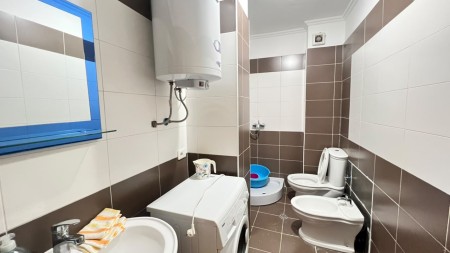 Tek Shkembi i Kavajes, Shitet Apartament 1+1 Buze Detit !!!