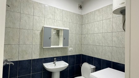 Tek Kthesa E Kamzes, Shitet Apartament 1+1, Buze Rruges Kryesore !!!