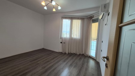 Tek Fusha E Aviacionit, Shitet Apartament 2+1 Me Strukture Te Rregullt !!