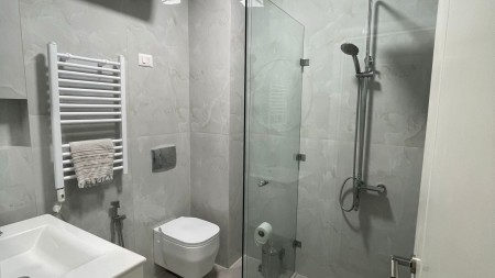 Ne Myslym Shyr, Jepet Me Qira Apartament 2+1 Se Bashku Me Post Parkimi Te Perfshire Ne Cmim !!!