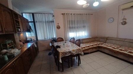 Tek 5 Maji, Shitet Apartament 1+1, Me Planimetri Te Rregullt Gati Per Banim !!!
