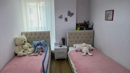 Tek Rr. Siri Kodra, Ne Kompleks Te Ri, Jepet Me Qira Apartament 2+1 I Mobiluar !!!