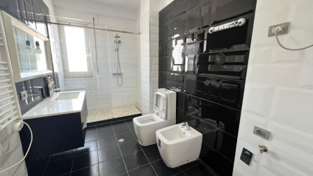 Tek Liqeni I Thate, Shitet Apartamenti 2+1, I Investuar Dhe Me Pamje !!!