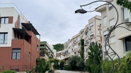Tek Zgjatimi I Rezidences Kodra E Diellit 1, Shitet Apartament 1+1 Me Oborr !