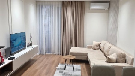Tek Liqeni Artificial, Jepet Me Qira Super Apartament 2+1, Me Vendndodhje Perfekte dhe I Investuar Ne Detaje !!