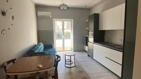 Tek Rruga e Durresit , Jepet Me Qira Apartament 2+1, I Mobiluar Totalisht !!!