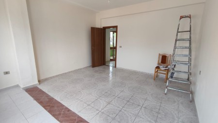 Ne Rrugen E Kavajes, Shitet Apartament 1+1 Me Hapesira Te Bollshme!!