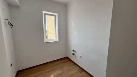 Tek Medreseja, Buze Rruge, Shitet Apartament 1+1 I Investuar!!!