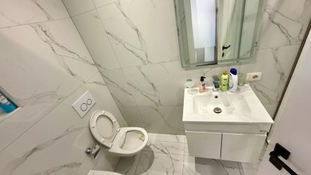 Tek Rruga e Kosovareve, Jepet Me Qira, Apartament 1+1 Totalisht i Mobiluar!!!