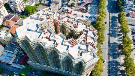 Ne Kompleksin "Colonnade", Prane Zogut Te Zi, Shitet Apartament 2+1+2 Me Hapsira Te Bollshme !!