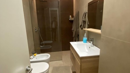 Tek Liqeni I Thate, Jepet Me Qira Apartament 3+1+2 !!!