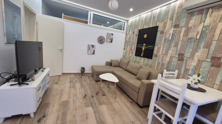 Afer Qendres, Ne Rrugen Mine Peza, Jepet Me Qira Super Apartament 1+1, Me Super Lokacion !!