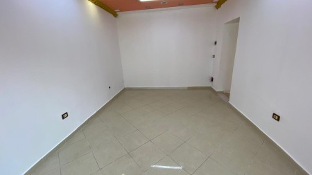 Buze Rruges Se Durresit, Shitet Apartament 2+1, Ideal Per Ambient Biznesi!!