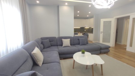 Prane Ring Center, Jepet Me Qira, Apartament 2+1, Totalisht I Investuar!!