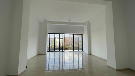 Ne Astir, Jepet Me Qira Njesi Biznesi, Shume Prane Rruges Kryesore!!!