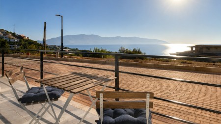 Ne Vlore, Shiten Dy Garsoniere Me Super Pamje Nga Deti!!