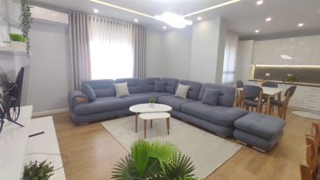 Prane Ring Center, Jepet Me Qira, Apartament 2+1, Totalisht I Investuar!!
