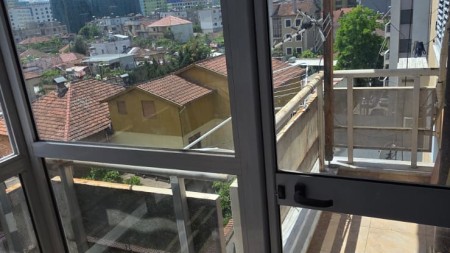 Tek Tregu i Ri Elektrik, Shitet Apartament 1+1, Ideal Per Banim Dhe Investim !!!