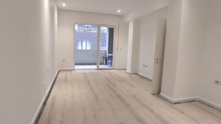 Ne Rrugen E Dibres ,Prane Hotel Elisa Jepet Me Qira Apartament 2+1 Per Zyra!!!