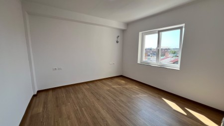 Tek Medreseja, Buze Rruge, Shitet Apartament 1+1 I Investuar!!!