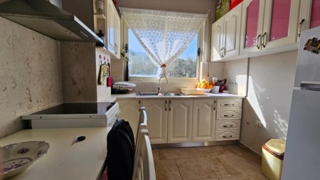 Tek Liqeni i Thate, Tek Rruga Peti, Jepet Me Qira Apartament 1+1, Super i Investuar !!!