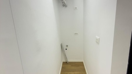 Mbrapa Globe, Tek Rruga E Kavajes, Shitet Apartament 1+1 Me Orientim Dhe Vendndodhje Perfekte !!