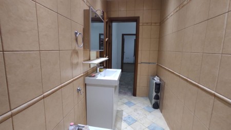 Ne Bllok, Jepet Me Qira Apartament 3+1 Per Biznes !!